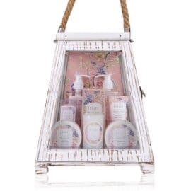 Ξύλινο φανάρι 23*28*23cm με 2*240ml αφρόλουτρα, scrub, λοσιόν χεριών &amp; σώματος, σαπούνι – Accentra